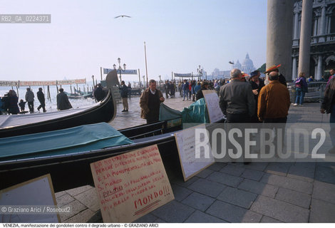 Localizzazione:..VENEZIA / S. MARCO..Oggetto:..Soggetto:..MANIFESTAZIONE DI PROTESTA DEI GONDOLIERI CONTRO IL DEGRADO / GONDOLE MOLO..Cronologia: ....Definizione Culturale:..   Autore: ..   Stile:..   Editori/Stampatori:..   Committenza:..Materia e Tecnica:..Collocazione:..Note:..BARCHE E CANALI..Riproduzione Fotografica:..Graziano Arici/Rosebud2 .Copyright:..Graziano Arici/Rosebud2 .Data:..1995..Costo:..A..
