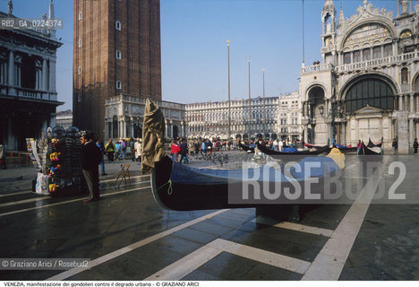 Localizzazione:..VENEZIA / S. MARCO..Oggetto:..Soggetto:..MANIFESTAZIONE DI PROTESTA DEI GONDOLIERI CONTRO IL DEGRADO / GONDOLE PIAZZA SAN MARCO..Cronologia: ....Definizione Culturale:..   Autore: ..   Stile:..   Editori/Stampatori:..   Committenza:..Materia e Tecnica:..Collocazione:..Note:..BARCHE E CANALI..Riproduzione Fotografica:..Graziano Arici/Rosebud2 .Copyright:..Graziano Arici/Rosebud2 .Data:..1995..Costo:..A..