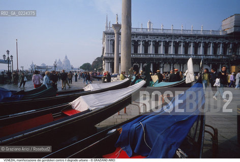 Localizzazione:..VENEZIA / S. MARCO..Oggetto:..Soggetto:..MANIFESTAZIONE DI PROTESTA DEI GONDOLIERI CONTRO IL DEGRADO / GONDOLE MOLO DI SAN MARCO..Cronologia: ....Definizione Culturale:..   Autore: ..   Stile:..   Editori/Stampatori:..   Committenza:..Materia e Tecnica:..Collocazione:..Note:..BARCHE E CANALI..Riproduzione Fotografica:..Graziano Arici/Rosebud2 .Copyright:..Graziano Arici/Rosebud2 .Data:..1995..Costo:..A..