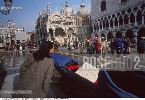 Localizzazione:..VENEZIA / S. MARCO..Oggetto:..Soggetto:..MANIFESTAZIONE DI PROTESTA DEI GONDOLIERI CONTRO IL DEGRADO / GONDOLE PIAZZA SAN MARCO..Cronologia: ....Definizione Culturale:..   Autore: ..   Stile:..   Editori/Stampatori:..   Committenza:..Materia e Tecnica:..Collocazione:..Note:..BARCHE E CANALI..Riproduzione Fotografica:..Graziano Arici/Rosebud2 .Copyright:..Graziano Arici/Rosebud2 .Data:..1995..Costo:..A..