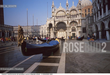 Localizzazione:..VENEZIA / S. MARCO..Oggetto:..Soggetto:..MANIFESTAZIONE DI PROTESTA DEI GONDOLIERI CONTRO IL DEGRADO / GONDOLE PIAZZA SAN MARCO..Cronologia: ....Definizione Culturale:..   Autore: ..   Stile:..   Editori/Stampatori:..   Committenza:..Materia e Tecnica:..Collocazione:..Note:..BARCHE E CANALI..Riproduzione Fotografica:..Graziano Arici/Rosebud2 .Copyright:..Graziano Arici/Rosebud2 .Data:..1995..Costo:..A..