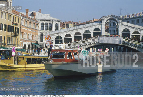 Localizzazione:..VENEZIA..Oggetto:..Soggetto:..MANIFESTAZIONE DI PROTESTA DEGLI ARTIGIANI CONTRO LA MINIMUM TAX / MOTOSCAFO DA TURISMO CANAL GRANDE PONTE DI RIALTO..Cronologia: ....Definizione Culturale:..   Autore: ..   Stile:..   Editori/Stampatori:..   Committenza:..Materia e Tecnica:..Collocazione:..Note:..BARCHE E CANALI..Riproduzione Fotografica:..Graziano Arici/Rosebud2 .Copyright:..Graziano Arici/Rosebud2 .Data:..1990..Costo:..A..