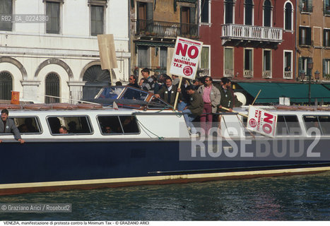 Localizzazione:..VENEZIA..Oggetto:..Soggetto:..MANIFESTAZIONE DI PROTESTA DEGLI ARTIGIANI CONTRO LA MINIMUM TAX / MOTOSCAFO DA TURISMO ..Cronologia: ....Definizione Culturale:..   Autore: ..   Stile:..   Editori/Stampatori:..   Committenza:..Materia e Tecnica:..Collocazione:..Note:..BARCHE E CANALI..Riproduzione Fotografica:..Graziano Arici/Rosebud2 .Copyright:..Graziano Arici/Rosebud2 .Data:..1990..Costo:..A..