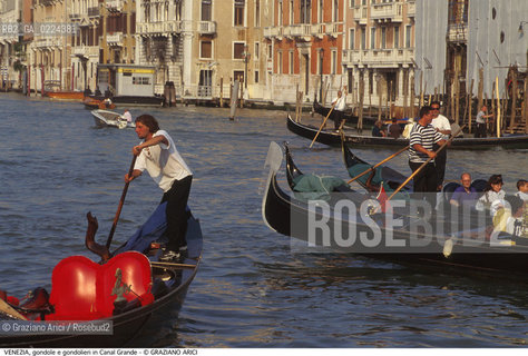 Localizzazione:..VENEZIA..Oggetto:..Soggetto:..GONDOLE E GONDOLIERI IN CANAL GRANDE..Cronologia: ....Definizione Culturale:..   Autore: ..   Stile:..   Editori/Stampatori:..   Committenza:..Materia e Tecnica:..Collocazione:..Note:..BARCHE E CANALI..Riproduzione Fotografica:..Graziano Arici/Rosebud2 .Copyright:..Graziano Arici/Rosebud2 .Data:..1995..Costo:..A..
