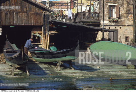 Localizzazione:..VENEZIA / DORSODURO..Oggetto:..Soggetto:..SQUERO DI S. TROVASO / GONDOLE LAVORO..Cronologia: ....Definizione Culturale:..   Autore: ..   Stile:..   Editori/Stampatori:..   Committenza:..Materia e Tecnica:..Collocazione:..Note:..BARCHE E CANALI..Riproduzione Fotografica:..Graziano Arici/Rosebud2 .Copyright:..Graziano Arici/Rosebud2 .Data:..1995..Costo:..A..