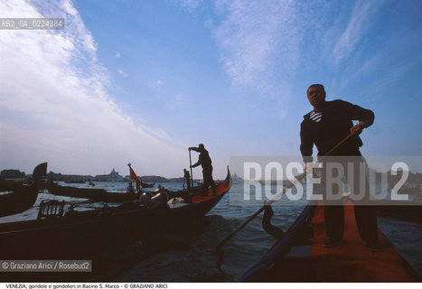 Localizzazione:..VENEZIA / S. MARCO..Oggetto:..Soggetto:..GONDOLE E GONDOLIERI IN BACINO S. MARCO..Cronologia: ....Definizione Culturale:..   Autore: ..   Stile:..   Editori/Stampatori:..   Committenza:..Materia e Tecnica:..Collocazione:..Note:..BARCHE E CANALI..Riproduzione Fotografica:..Graziano Arici/Rosebud2 .Copyright:..Graziano Arici/Rosebud2 .Data:..1995..Costo:..A..