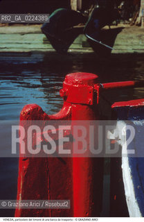 Localizzazione:..VENEZIA..Oggetto:..Soggetto:..PARTICOLARE DEL TIMONE DI UNA BARCA DA TRASPORTO..Cronologia: ....Definizione Culturale:..   Autore: ..   Stile:..   Editori/Stampatori:..   Committenza:..Materia e Tecnica:..Collocazione:..Note:..BARCHE E CANALI..Riproduzione Fotografica:..Graziano Arici/Rosebud2 .Copyright:..Graziano Arici/Rosebud2 .Data:..1995..Costo:..A..