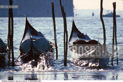Localizzazione:..VENEZIA / S. MARCO..Oggetto:..Soggetto:..GONDOLE IN BACINO S. MARCO..Cronologia: ....Definizione Culturale:..   Autore: ..   Stile:..   Editori/Stampatori:..   Committenza:..Materia e Tecnica:..Collocazione:..Note:..BARCHE E CANALI..Riproduzione Fotografica:..Graziano Arici/Rosebud2 .Copyright:..Graziano Arici/Rosebud2 .Data:..1995..Costo:..A..