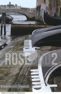 Localizzazione:..VENEZIA..Oggetto:..Soggetto:..FERRO DA GONDOLA ALLO SQUERO S. TROVASO..Cronologia: ....Definizione Culturale:..   Autore: ..   Stile:..   Editori/Stampatori:..   Committenza:..Materia e Tecnica:..Collocazione:..Note:..BARCHE E CANALI..Riproduzione Fotografica:..Graziano Arici/Rosebud2 .Copyright:..Graziano Arici/Rosebud2 .Data:..1995..Costo:..A..