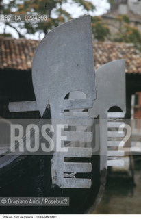 Localizzazione:..VENEZIA..Oggetto:..Soggetto:..FERRO DA GONDOLA..Cronologia: ....Definizione Culturale:..   Autore: ..   Stile:..   Editori/Stampatori:..   Committenza:..Materia e Tecnica:..Collocazione:..Note:..BARCHE E CANALI..Riproduzione Fotografica:..Graziano Arici/Rosebud2 .Copyright:..Graziano Arici/Rosebud2 .Data:..1995..Costo:..A..