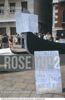 Localizzazione:..VENEZIA / CASTELLO..Oggetto:..Soggetto:..MANIFESTAZIONE DI PROTESTA DEI GONDOLIERI CONTRO GLI INTROMETTITORI / GONDOLE DEGRADO..Cronologia: ....Definizione Culturale:..   Autore: ..   Stile:..   Editori/Stampatori:..   Committenza:..Materia e Tecnica:..Collocazione:..Note:..BARCHE E CANALI..Riproduzione Fotografica:..Graziano Arici/Rosebud2 .Copyright:..Graziano Arici/Rosebud2 .Data:..1995..Costo:..A..