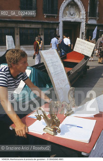 Localizzazione:..VENEZIA / CASTELLO..Oggetto:..Soggetto:..MANIFESTAZIONE DI PROTESTA DEI GONDOLIERI CONTRO IL DEGRADO / GONDOLE ..Cronologia: ....Definizione Culturale:..   Autore: ..   Stile:..   Editori/Stampatori:..   Committenza:..Materia e Tecnica:..Collocazione:..Note:..BARCHE E CANALI..Riproduzione Fotografica:..Graziano Arici/Rosebud2 .Copyright:..Graziano Arici/Rosebud2 .Data:..1995..Costo:..A..