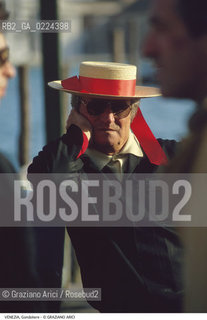 Localizzazione:..VENEZIA..Oggetto:..Soggetto:..GONDOLIERE ..Cronologia: ....Definizione Culturale:..   Autore: ..   Stile:..   Editori/Stampatori:..   Committenza:..Materia e Tecnica:..Collocazione:..Note:..BARCHE E CANALI..Riproduzione Fotografica:..Graziano Arici/Rosebud2 .Copyright:..Graziano Arici/Rosebud2 .Data:..1995..Costo:..A..