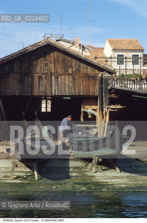 Localizzazione:..VENEZIA / DORSODURO..Oggetto:..Soggetto:..SQUERO DI S. TROVASO / GONDOLE LAVORO..Cronologia: ....Definizione Culturale:..   Autore: ..   Stile:..   Editori/Stampatori:..   Committenza:..Materia e Tecnica:..Collocazione:..Note:..BARCHE E CANALI..Riproduzione Fotografica:..Graziano Arici/Rosebud2 .Copyright:..Graziano Arici/Rosebud2 .Data:..1995..Costo:..A..