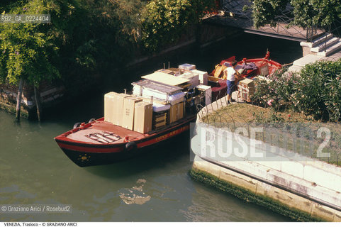 Localizzazione:..VENEZIA..Oggetto:..Soggetto:..TRASLOCO BARCA DA TRASPORTO..Cronologia: ....Definizione Culturale:..   Autore: ..   Stile:..   Editori/Stampatori:..   Committenza:..Materia e Tecnica:..Collocazione:..Note:..BARCHE E CANALI..Riproduzione Fotografica:..Graziano Arici/Rosebud2 .Copyright:..Graziano Arici/Rosebud2 .Data:..1995..Costo:..A..