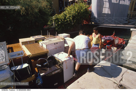 Localizzazione:..VENEZIA..Oggetto:..Soggetto:..TRASLOCO BARCA DA TRASPORTO..Cronologia: ....Definizione Culturale:..   Autore: ..   Stile:..   Editori/Stampatori:..   Committenza:..Materia e Tecnica:..Collocazione:..Note:..BARCHE E CANALI..Riproduzione Fotografica:..Graziano Arici/Rosebud2 .Copyright:..Graziano Arici/Rosebud2 .Data:..1995..Costo:..A..