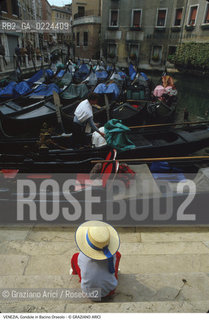 Localizzazione:..VENEZIA / S. MARCO ..Oggetto:..Soggetto:..GONDOLE IN BACINO ORSEOLO BAMBINO..Cronologia: ....Definizione Culturale:..   Autore: ..   Stile:..   Editori/Stampatori:..   Committenza:..Materia e Tecnica:..Collocazione:..Note:..BARCHE E CANALI..Riproduzione Fotografica:..Graziano Arici/Rosebud2 .Copyright:..Graziano Arici/Rosebud2 .Data:..1995..Costo:..A..