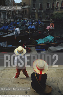 Localizzazione:..VENEZIA / S. MARCO ..Oggetto:..Soggetto:..GONDOLE IN BACINO ORSEOLO BAMBINO..Cronologia: ....Definizione Culturale:..   Autore: ..   Stile:..   Editori/Stampatori:..   Committenza:..Materia e Tecnica:..Collocazione:..Note:..BARCHE E CANALI..Riproduzione Fotografica:..Graziano Arici/Rosebud2 .Copyright:..Graziano Arici/Rosebud2 .Data:..1995..Costo:..A..
