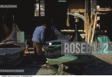 Localizzazione:..VENEZIA / DORSODURO..Oggetto:..Soggetto:..SQUERO DI S. TROVASO / GONDOLE LAVORO..Cronologia: ....Definizione Culturale:..   Autore: ..   Stile:..   Editori/Stampatori:..   Committenza:..Materia e Tecnica:..Collocazione:..Note:..BARCHE E CANALI..Riproduzione Fotografica:..Graziano Arici/Rosebud2 .Copyright:..Graziano Arici/Rosebud2 .Data:..1995..Costo:..A..