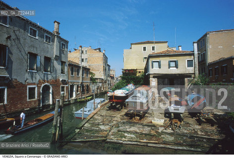 Localizzazione:..VENEZIA / CANNAREGIO..Oggetto:..Soggetto:..SQUERO..Cronologia: ....Definizione Culturale:..   Autore: ..   Stile:..   Editori/Stampatori:..   Committenza:..Materia e Tecnica:..Collocazione:..Note:..BARCHE E CANALI..Riproduzione Fotografica:..Graziano Arici/Rosebud2 .Copyright:..Graziano Arici/Rosebud2 .Data:..1995..Costo:..A..