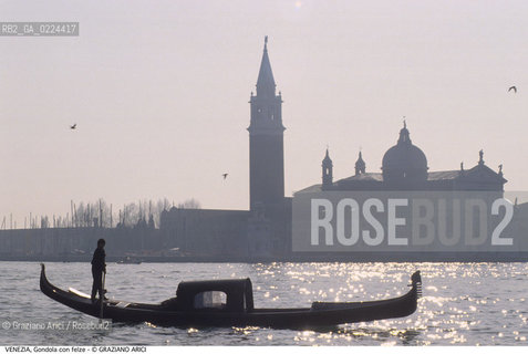 Localizzazione:..VENEZIA / S. MARCO..Oggetto:..Soggetto:..GONDOLA CON FELZE IN BACINO S. MARCO / S. GIORGIO MAGGIORE..Cronologia: ....Definizione Culturale:..   Autore: ..   Stile:..   Editori/Stampatori:..   Committenza:..Materia e Tecnica:..Collocazione:..Note:..BARCHE E CANALI..Riproduzione Fotografica:..Graziano Arici/Rosebud2 .Copyright:..Graziano Arici/Rosebud2 .Data:..1995..Costo:..A..