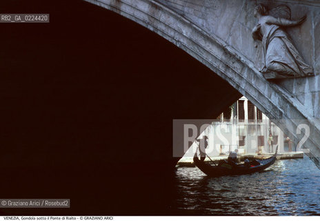 Localizzazione:..VENEZIA ..Oggetto:..Soggetto:..GONDOLA SOTTO IL PONTE DI RIALTO CANAL GRANDE..Cronologia: ....Definizione Culturale:..   Autore: ..   Stile:..   Editori/Stampatori:..   Committenza:..Materia e Tecnica:..Collocazione:..Note:..BARCHE E CANALI..Riproduzione Fotografica:..Graziano Arici/Rosebud2 .Copyright:..Graziano Arici/Rosebud2 .Data:..1995..Costo:..A..