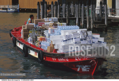 Localizzazione:..VENEZIA..Oggetto:..Soggetto:..BARCA DA TRASPORTO MERCI LAVORO ..Cronologia: ....Definizione Culturale:..   Autore: ..   Stile:..   Editori/Stampatori:..   Committenza:..Materia e Tecnica:..Collocazione:..Note:..BARCHE E CANALI..Riproduzione Fotografica:..Graziano Arici/Rosebud2 .Copyright:..Graziano Arici/Rosebud2 .Data:..1995..Costo:..A..