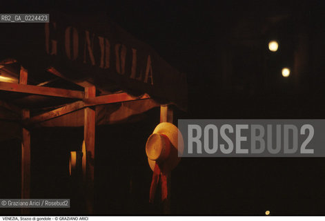 Localizzazione:..VENEZIA / S. MARCO..Oggetto:..Soggetto:..STAZIO DI GONDOLE CAPPELLO ..Cronologia: ....Definizione Culturale:..   Autore: ..   Stile:..   Editori/Stampatori:..   Committenza:..Materia e Tecnica:..Collocazione:..Note:..BARCHE E CANALI..Riproduzione Fotografica:..Graziano Arici/Rosebud2 .Copyright:..Graziano Arici/Rosebud2 .Data:..1995..Costo:..A..