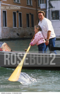 Localizzazione:..VENEZIA / S. MARCO ..Oggetto:..Soggetto:..GONDOLIERE E BAMBINA..Cronologia: ....Definizione Culturale:..   Autore: ..   Stile:..   Editori/Stampatori:..   Committenza:..Materia e Tecnica:..Collocazione:..Note:..BARCHE E CANALI..Riproduzione Fotografica:..Graziano Arici/Rosebud2 .Copyright:..Graziano Arici/Rosebud2 .Data:..1995..Costo:..A..