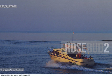 Localizzazione:..VENEZIA / LAGUNA..Oggetto:..Soggetto:..MOTOSCAFO PILOTINA..Cronologia: ....Definizione Culturale:..   Autore: ..   Stile:..   Editori/Stampatori:..   Committenza:..Materia e Tecnica:..Collocazione:..Note:..BARCHE E CANALI..Riproduzione Fotografica:..Graziano Arici/Rosebud2 .Copyright:..Graziano Arici/Rosebud2 .Data:..1995..Costo:..A..