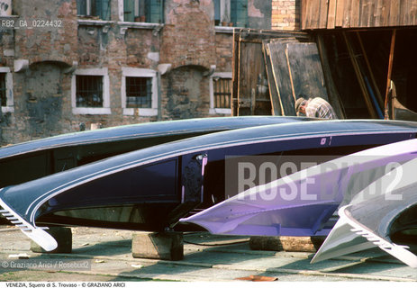 Localizzazione:..VENEZIA / DORSODURO..Oggetto:..Soggetto:..SQUERO DI S. TROVASO / GONDOLE LAVORO..Cronologia: ....Definizione Culturale:..   Autore: ..   Stile:..   Editori/Stampatori:..   Committenza:..Materia e Tecnica:..Collocazione:..Note:..BARCHE E CANALI..Riproduzione Fotografica:..Graziano Arici/Rosebud2 .Copyright:..Graziano Arici/Rosebud2 .Data:..1995..Costo:..A..