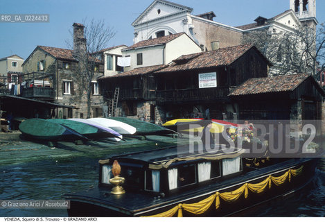 Localizzazione:..VENEZIA / DORSODURO..Oggetto:..Soggetto:..SQUERO DI S. TROVASO / BARCA FUNEBRE..Cronologia: ....Definizione Culturale:..   Autore: ..   Stile:..   Editori/Stampatori:..   Committenza:..Materia e Tecnica:..Collocazione:..Note:..BARCHE E CANALI..Riproduzione Fotografica:..Graziano Arici/Rosebud2 .Copyright:..Graziano Arici/Rosebud2 .Data:..1995..Costo:..A..
