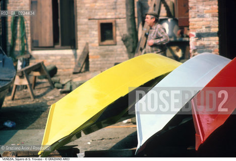 Localizzazione:..VENEZIA / DORSODURO..Oggetto:..Soggetto:..SQUERO DI S. TROVASO / GIALLO BIANCO ROSSO..Cronologia: ....Definizione Culturale:..   Autore: ..   Stile:..   Editori/Stampatori:..   Committenza:..Materia e Tecnica:..Collocazione:..Note:..BARCHE E CANALI..Riproduzione Fotografica:..Graziano Arici/Rosebud2 .Copyright:..Graziano Arici/Rosebud2 .Data:..1995..Costo:..A..