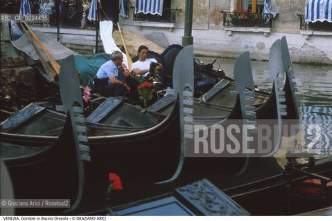 Localizzazione:..VENEZIA / S. MARCO ..Oggetto:..Soggetto:..GONDOLE E GONDOLIERI IN BACINO ORSEOLO..Cronologia: ....Definizione Culturale:..   Autore: ..   Stile:..   Editori/Stampatori:..   Committenza:..Materia e Tecnica:..Collocazione:..Note:..BARCHE E CANALI..Riproduzione Fotografica:..Graziano Arici/Rosebud2 .Copyright:..Graziano Arici/Rosebud2 .Data:..1995..Costo:..A..