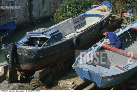 Localizzazione:..VENEZIA / CANNAREGIO..Oggetto:..Soggetto:..SQUERO LAVORO..Cronologia: ....Definizione Culturale:..   Autore: ..   Stile:..   Editori/Stampatori:..   Committenza:..Materia e Tecnica:..Collocazione:..Note:..BARCHE E CANALI..Riproduzione Fotografica:..Graziano Arici/Rosebud2 .Copyright:..Graziano Arici/Rosebud2 .Data:..1995..Costo:..A..