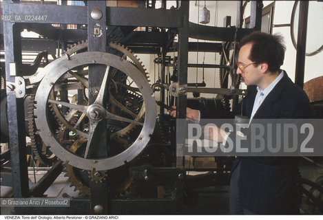 Localizzazione:..VENEZIA / S. MARCO..Oggetto:..Soggetto:..TORRE DELL OROLOGIO / MORI / ALBERTO PERATONER OROLOGIAO E GESTORE / MECCANISMO..Cronologia: ..XV SECOLO..Definizione Culturale:..   Autore:..PAOLO E GIOVANNI CARLO RANIERI DA REGGIO ..   Stile:..   Editori/Stampatori:..   Committenza:..Materia e Tecnica:..Collocazione:..Note:....Riproduzione Fotografica:..Graziano Arici/Rosebud2 .Copyright:..Graziano Arici/Rosebud2 .Data:..1990..Costo:..A..