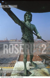 Localizzazione:..VENEZIA / S. MARCO..Oggetto:..Soggetto:..TORRE DELL OROLOGIO / MORI..Cronologia: ..XV SECOLO..Definizione Culturale:..   Autore: ..AMBROGIO DELLE ANCORE..PAOLO SAVIN..   Stile:..   Editori/Stampatori:..   Committenza:..Materia e Tecnica:..BRONZO..Collocazione:..Note:....Riproduzione Fotografica:..Graziano Arici/Rosebud2 .Copyright:..Graziano Arici/Rosebud2 .Data:..1990..Costo:..A..