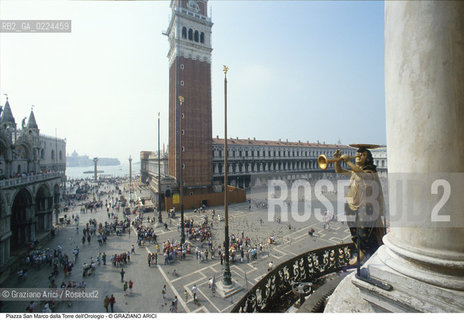 Localizzazione:..VENEZIA / S. MARCO..Oggetto:..Soggetto:..TORRE DELL OROLOGIO / MORI / ANGELO / PIAZZA SAN MARCO..Cronologia: ....Definizione Culturale:..   Autore: ....   Stile:..   Editori/Stampatori:..   Committenza:..Materia e Tecnica:..Collocazione:..Note:....Riproduzione Fotografica:..Graziano Arici/Rosebud2 .Copyright:..Graziano Arici/Rosebud2 .Data:..1990..Costo:..A..