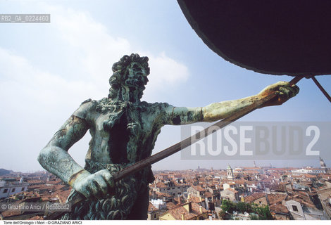 Localizzazione:..VENEZIA / S. MARCO..Oggetto:..Soggetto:..TORRE DELL OROLOGIO / MORI..Cronologia: ..XV SECOLO..Definizione Culturale:..   Autore: ..AMBROGIO DELLE ANCORE..PAOLO SAVIN..   Stile:..   Editori/Stampatori:..   Committenza:..Materia e Tecnica:..BRONZO..Collocazione:..Note:....Riproduzione Fotografica:..Graziano Arici/Rosebud2 .Copyright:..Graziano Arici/Rosebud2 .Data:..1990..Costo:..A..