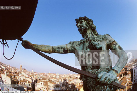 Localizzazione:..VENEZIA / S. MARCO..Oggetto:..Soggetto:..TORRE DELL OROLOGIO / MORI..Cronologia: ..XV SECOLO..Definizione Culturale:..   Autore: ..AMBROGIO DELLE ANCORE..PAOLO SAVIN..   Stile:..   Editori/Stampatori:..   Committenza:..Materia e Tecnica:..BRONZO..Collocazione:..Note:....Riproduzione Fotografica:..Graziano Arici/Rosebud2 .Copyright:..Graziano Arici/Rosebud2 .Data:..1990..Costo:..A..