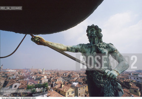 Localizzazione:..VENEZIA / S. MARCO..Oggetto:..Soggetto:..TORRE DELL OROLOGIO / MORI..Cronologia: ..XV SECOLO..Definizione Culturale:..   Autore: ..AMBROGIO DELLE ANCORE..PAOLO SAVIN..   Stile:..   Editori/Stampatori:..   Committenza:..Materia e Tecnica:..BRONZO..Collocazione:..Note:....Riproduzione Fotografica:..Graziano Arici/Rosebud2 .Copyright:..Graziano Arici/Rosebud2 .Data:..1990..Costo:..A..