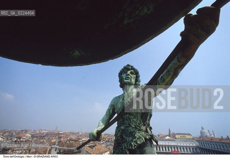 Localizzazione:..VENEZIA / S. MARCO..Oggetto:..Soggetto:..TORRE DELL OROLOGIO / MORI..Cronologia: ..XV SECOLO..Definizione Culturale:..   Autore: ..AMBROGIO DELLE ANCORE..PAOLO SAVIN..   Stile:..   Editori/Stampatori:..   Committenza:..Materia e Tecnica:..BRONZO..Collocazione:..Note:....Riproduzione Fotografica:..Graziano Arici/Rosebud2 .Copyright:..Graziano Arici/Rosebud2 .Data:..1990..Costo:..A..