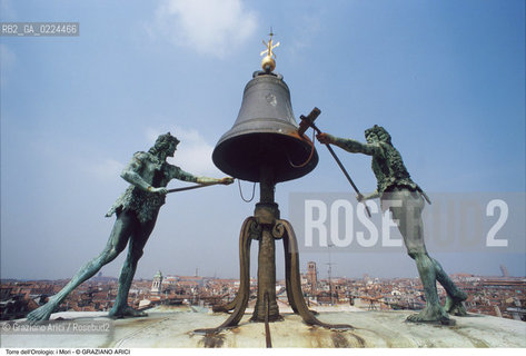 Localizzazione:..VENEZIA / S. MARCO..Oggetto:..Soggetto:..TORRE DELL OROLOGIO / MORI..Cronologia: ..XV SECOLO..Definizione Culturale:..   Autore: ..AMBROGIO DELLE ANCORE..PAOLO SAVIN..   Stile:..   Editori/Stampatori:..   Committenza:..Materia e Tecnica:..BRONZO..Collocazione:..Note:....Riproduzione Fotografica:..Graziano Arici/Rosebud2 .Copyright:..Graziano Arici/Rosebud2 .Data:..1990..Costo:..A..