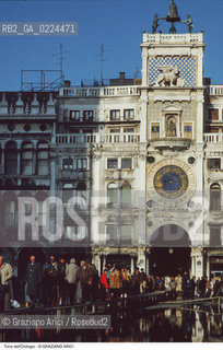 Localizzazione:..VENEZIA / S. MARCO..Oggetto:..Soggetto:..TORRE DELL OROLOGIO / MORI / ACQUA ALTA..Cronologia: ..XV XVI SECOLO..Definizione Culturale:..   Autore:..MAURO CODUSSI ..PAOLO E GIOVANNI CARLO RANIERI DA REGGIO..GIORGIO MASSARI..   Stile:..   Editori/Stampatori:..   Committenza:..Materia e Tecnica:..Collocazione:..Note:....Riproduzione Fotografica:..Graziano Arici/Rosebud2 .Copyright:..Graziano Arici/Rosebud2 .Data:..1990..Costo:..A..