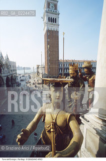 Localizzazione:..VENEZIA / S. MARCO..Oggetto:..Soggetto:..TORRE DELL OROLOGIO / MORI / RE MAGI ANGELO / PIAZZA SAN MARCO..Cronologia: ..XV SECOLO..Definizione Culturale:..   Autore: ..PAOLO E GIOVANNI CARLO RANIERI DA REGGIO..   Stile:..   Editori/Stampatori:..   Committenza:..Materia e Tecnica:..Collocazione:..Note:....Riproduzione Fotografica:..Graziano Arici/Rosebud2 .Copyright:..Graziano Arici/Rosebud2 .Data:..1990..Costo:..A..