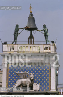 Localizzazione:..VENEZIA / S. MARCO..Oggetto:..Soggetto:..TORRE DELL OROLOGIO / MORI / LEONE DI SAN MARCO..Cronologia: ..XV SECOLO..Definizione Culturale:..   Autore: ..MAURO CODUSSI..AMBROGIO DELLE ANCORE..   Stile:..   Editori/Stampatori:..   Committenza:..Materia e Tecnica:..BRONZO..Collocazione:..Note:....Riproduzione Fotografica:..Graziano Arici/Rosebud2 .Copyright:..Graziano Arici/Rosebud2 .Data:..1990..Costo:..A..