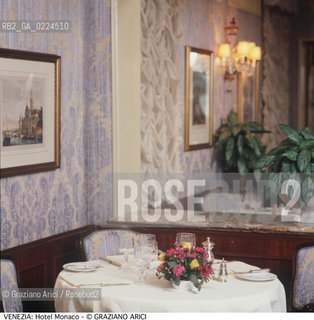 Localizzazione:..VENEZIA / S. MARCO..Oggetto:..Soggetto:..HOTEL MONACO GRAN CANAL / SALA RISTORANTE..Cronologia: ....Definizione Culturale:..   Autore: ..   Stile:..   Editori/Stampatori:..   Committenza:..Materia e Tecnica:..Collocazione:..Note:..ALBERGHI..Riproduzione Fotografica:..Graziano Arici/Rosebud2 .Copyright:..Graziano Arici/Rosebud2 .Data:..1990..Costo:..A..