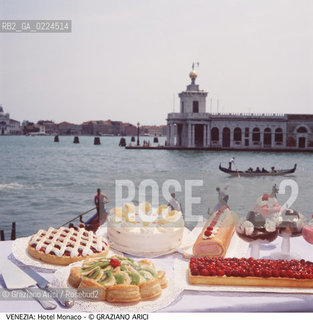 Localizzazione:..VENEZIA / S. MARCO..Oggetto:..Soggetto:..HOTEL MONACO GRAN CANAL / GASTRONOMIA DOLCI TORTE CIBO GONDOLA / PUNTA DELLA DOGANA..Cronologia: ....Definizione Culturale:..   Autore: ..   Stile:..   Editori/Stampatori:..   Committenza:..Materia e Tecnica:..Collocazione:..Note:..ALBERGHI..Riproduzione Fotografica:..Graziano Arici/Rosebud2 .Copyright:..Graziano Arici/Rosebud2 .Data:..1990..Costo:..A..