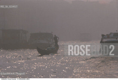 Localizzazione:..VENEZIA..Oggetto:..CANAL GRANDE MOTOSCAFO ACTV GONDOLA NEBBIA..Cronologia: ....Definizione Culturale:..   Autore: ..   Stile:..   Editori/Stampatori:..   Committenza:..Materia e Tecnica:..Collocazione:..Note:..BARCHE E CANALI..Riproduzione Fotografica:..Graziano Arici/Rosebud2 .Copyright:..Graziano Arici/Rosebud2 .Data:..1995..Costo:..A..