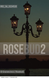 Localizzazione:..VENEZIA..Oggetto:..Soggetto:..LAMPIONE TRAMONTO..Cronologia: ....Definizione Culturale:..   Autore: ..   Stile:..   Editori/Stampatori:..   Committenza:..Materia e Tecnica:..Collocazione:..Note:..BARCHE E CANALI..Riproduzione Fotografica:..Graziano Arici/Rosebud2 .Copyright:..Graziano Arici/Rosebud2 .Data:..1995..Costo:..A..